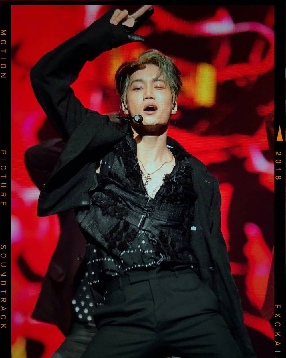 10 Potret Kai EXO saat manggung, bikin susah kedip