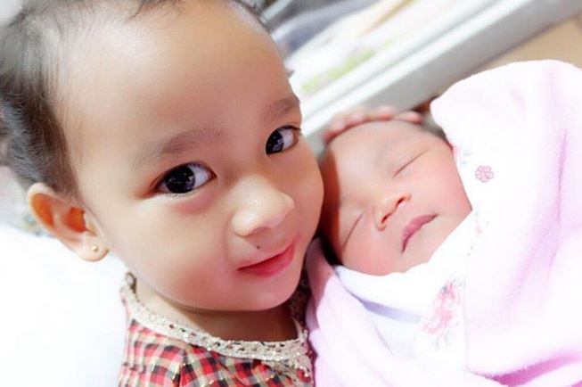 7 Potret imut anak pertama Sheza Idris, lahir di penghujung 2018
