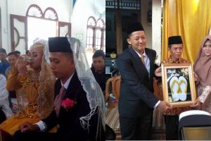 9 Mahar ini bukti menikah tak harus mahal, ada sandal jepit