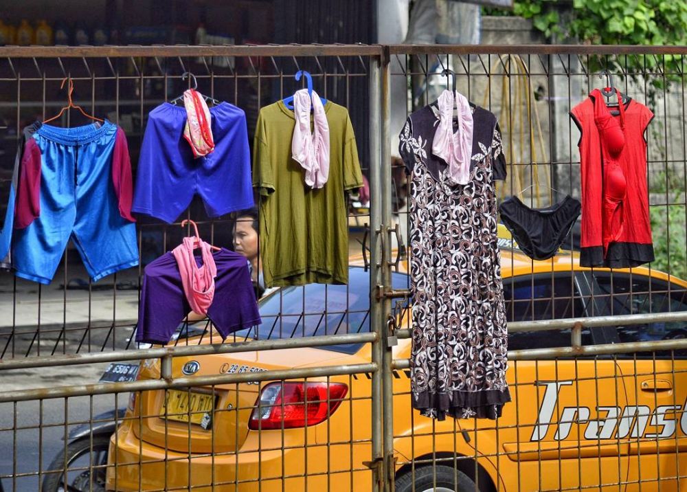 17 Foto lucu orang Indonesia jemur pakaian, bikin tepuk jidat