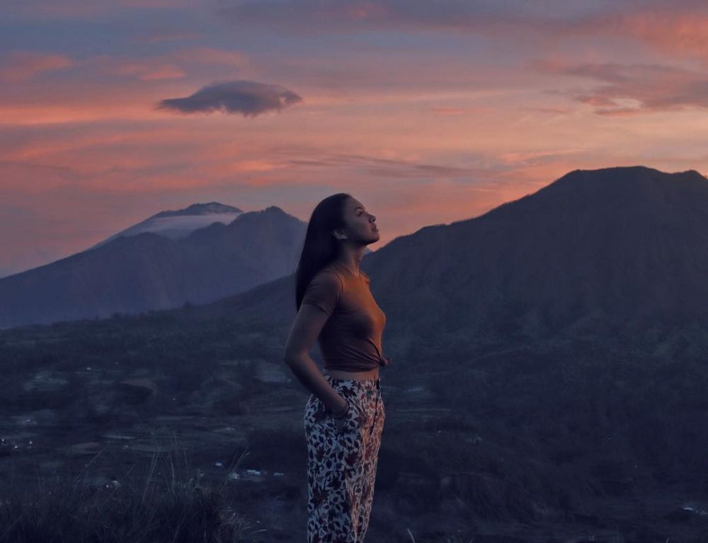 12 Gaya traveling Angela Gilsha jelajahi Indonesia, kece abis