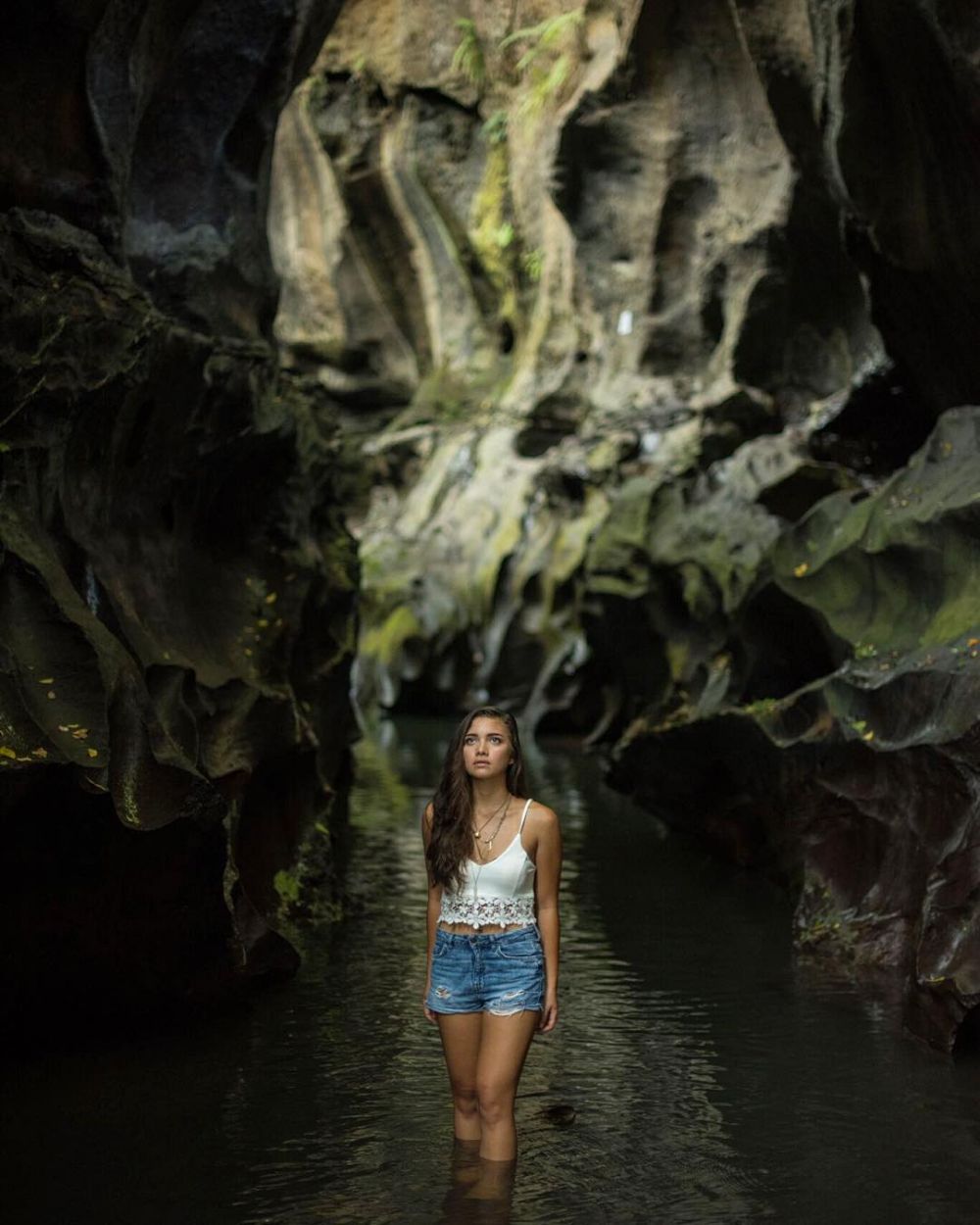 12 Gaya traveling Angela Gilsha jelajahi Indonesia, kece abis