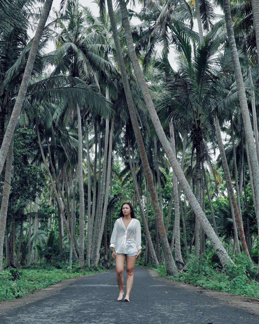 12 Gaya traveling Angela Gilsha jelajahi Indonesia, kece abis