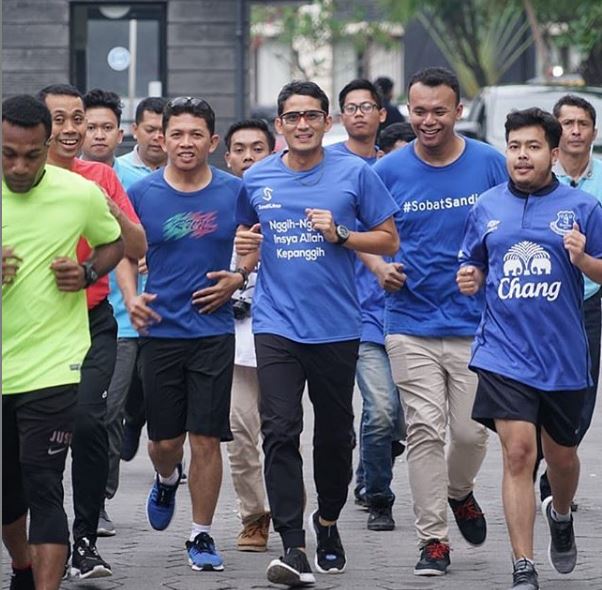 9 Momen Sandiaga olahraga sembari blusukan, gaya curi perhatian