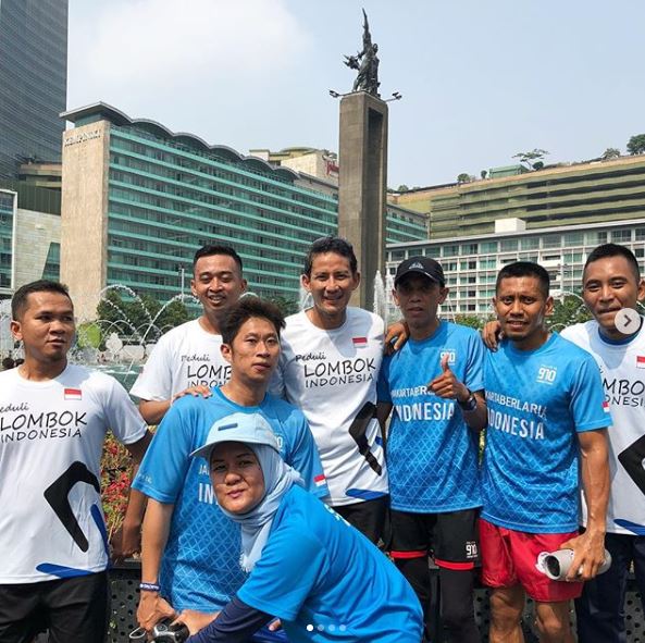 9 Momen Sandiaga olahraga sembari blusukan, gaya curi perhatian