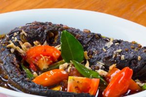 7 Makanan lezat berbumbu kluwak, buah yang bikin mabuk kepayang