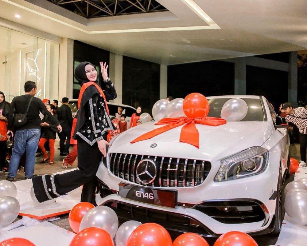 5 Orang diberi kado mewah di ulang tahun, ada mobil Rp 5 miliar