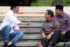 5 Foto Presiden Jokowi beri arahan menteri sambil duduk di lantai