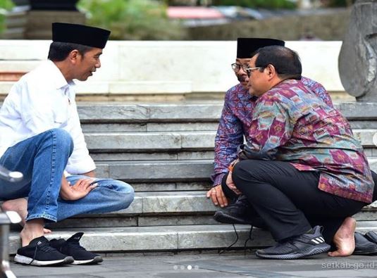 5 Foto Presiden Jokowi beri arahan menteri sambil duduk di lantai