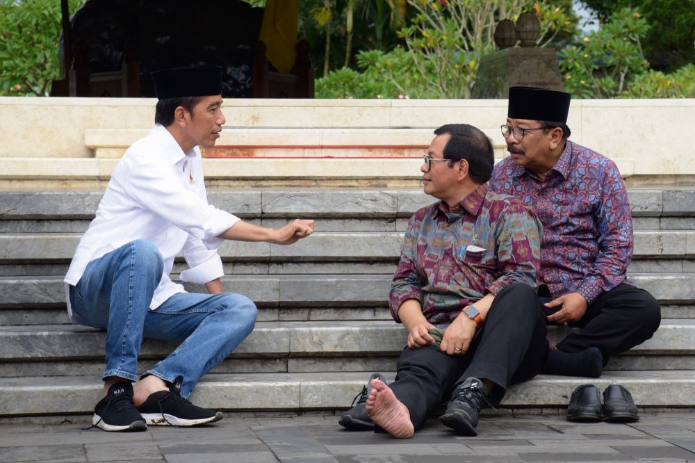 5 Foto Presiden Jokowi beri arahan menteri sambil duduk di lantai