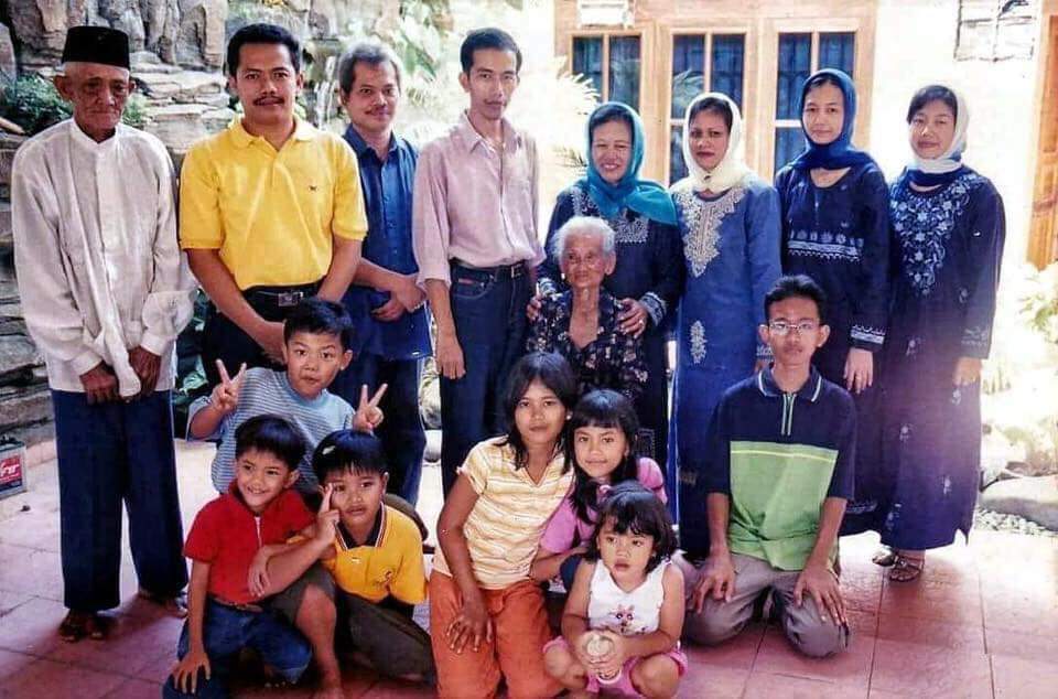 5 Foto lawas keluarga Presiden Jokowi, 3 anaknya curi perhatian