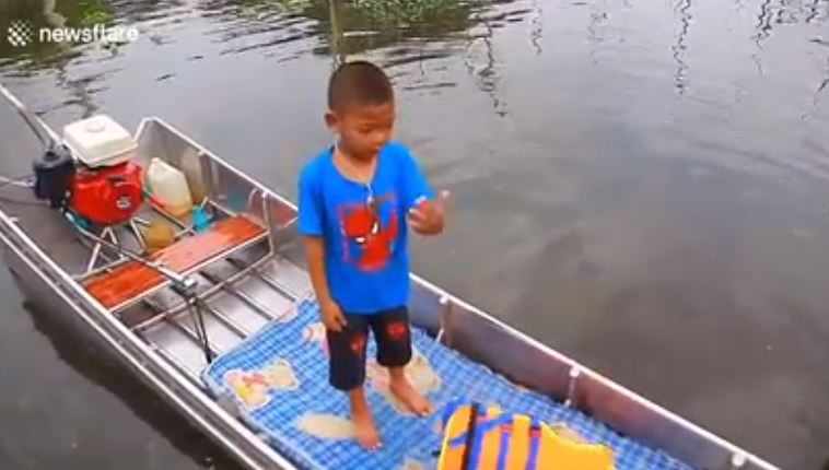 Kisah anak naik perahu sendiri ke sekolah ini bikin salut