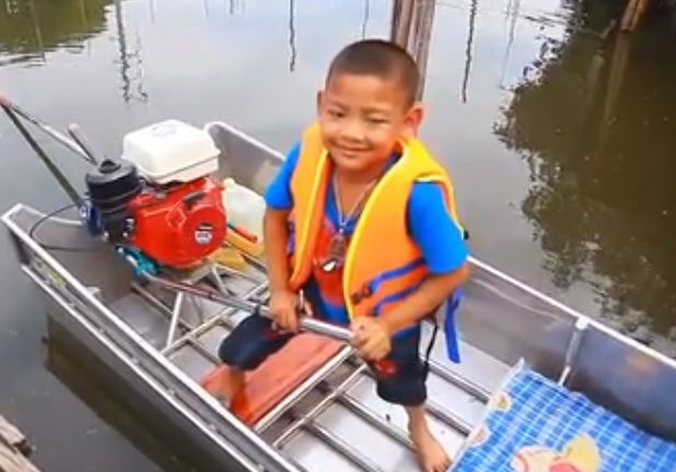 Kisah anak naik perahu sendiri ke sekolah ini bikin salut