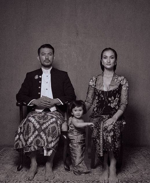 12 Pesona aktor ganteng kenakan baju adat, cakep maksimal