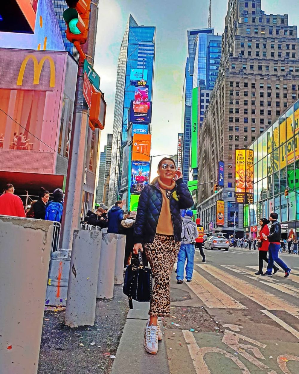 11 Gaya Mayangsari liburan di luar negeri, bak ABG hingga glamor