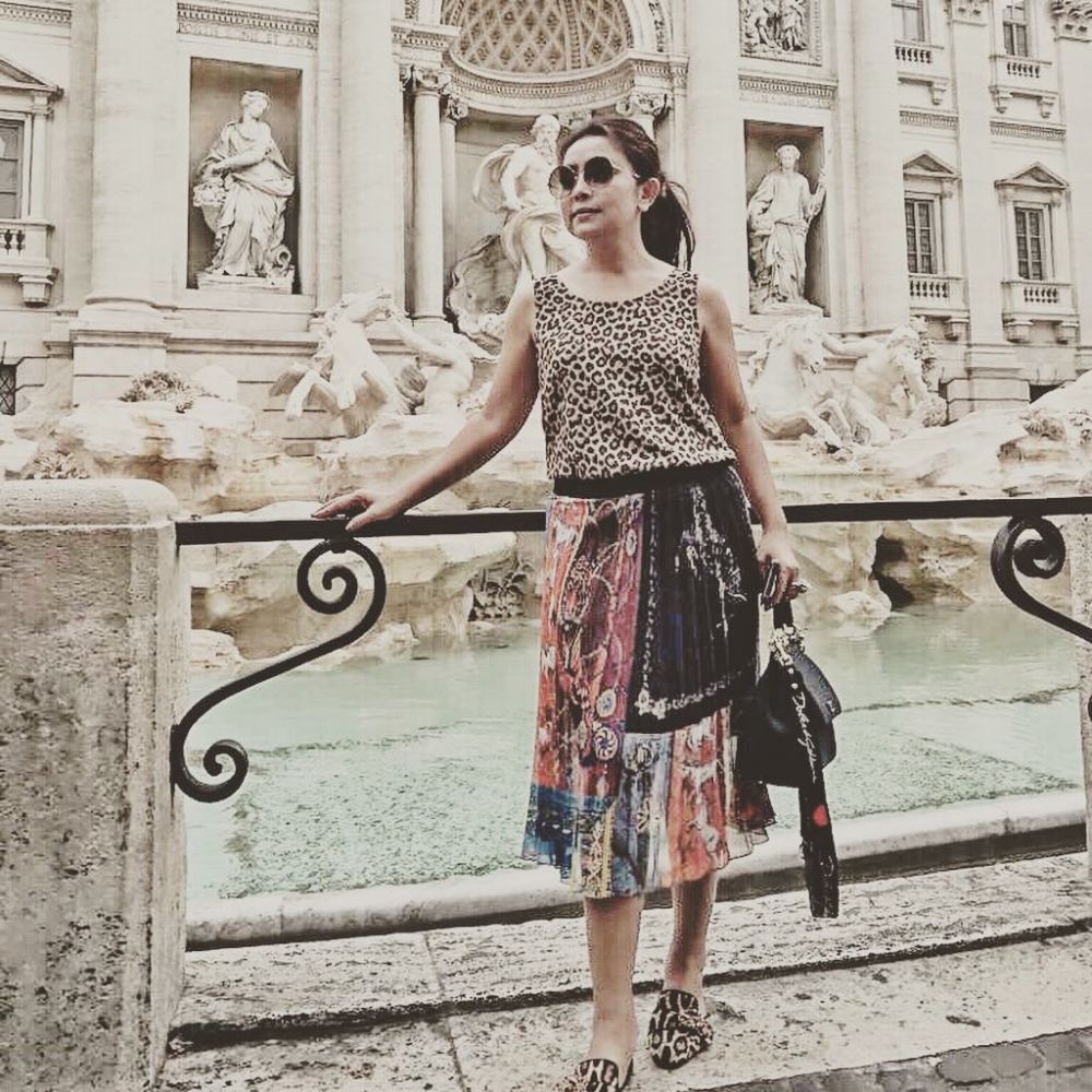 11 Gaya Mayangsari liburan di luar negeri, bak ABG hingga glamor