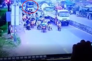 Detik-detik truk kontainer terjang 21 motor ini ngeri banget