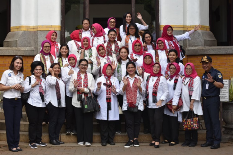 6 Potret seru Iriana Jokowi foto-foto di Lawang Sewu