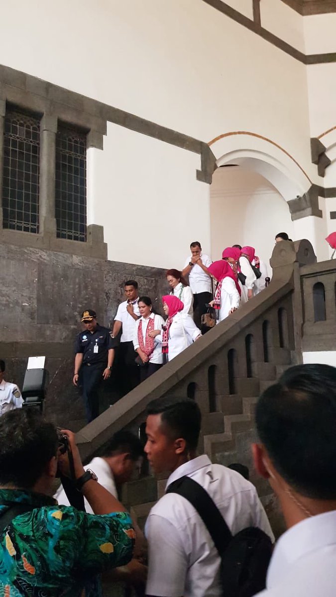 6 Potret seru Iriana Jokowi foto-foto di Lawang Sewu