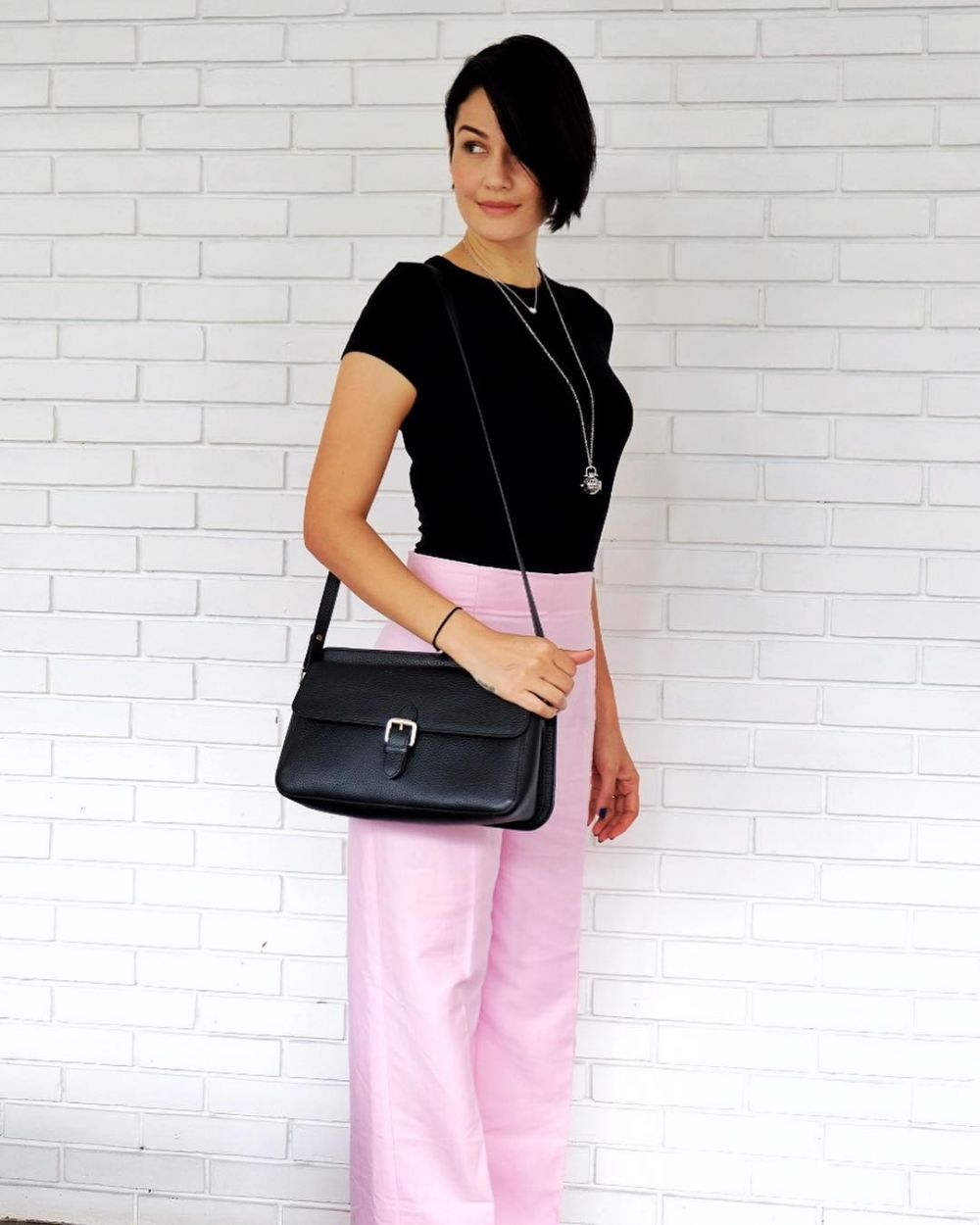 15 Pesona Rima Melati Adams, sosok hantu Kebaya Merah di DreadOut