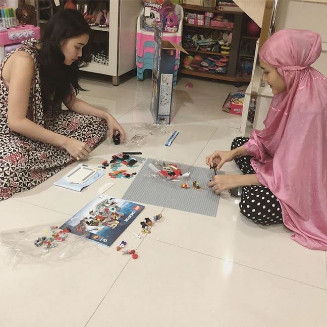 10 Gaya sederhana Ayu Ting Ting di rumah, sering pakai daster