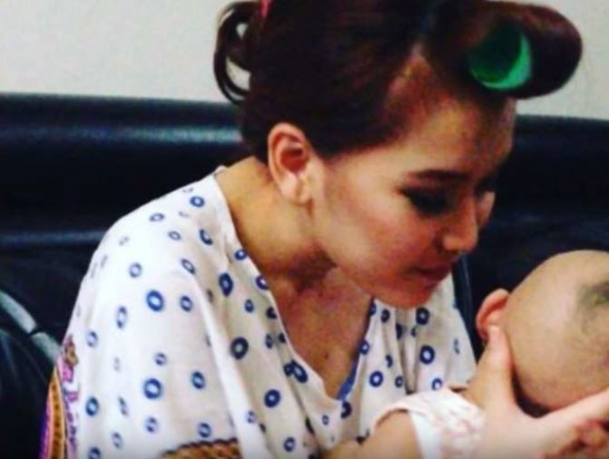 10 Gaya sederhana Ayu Ting Ting di rumah, sering pakai daster