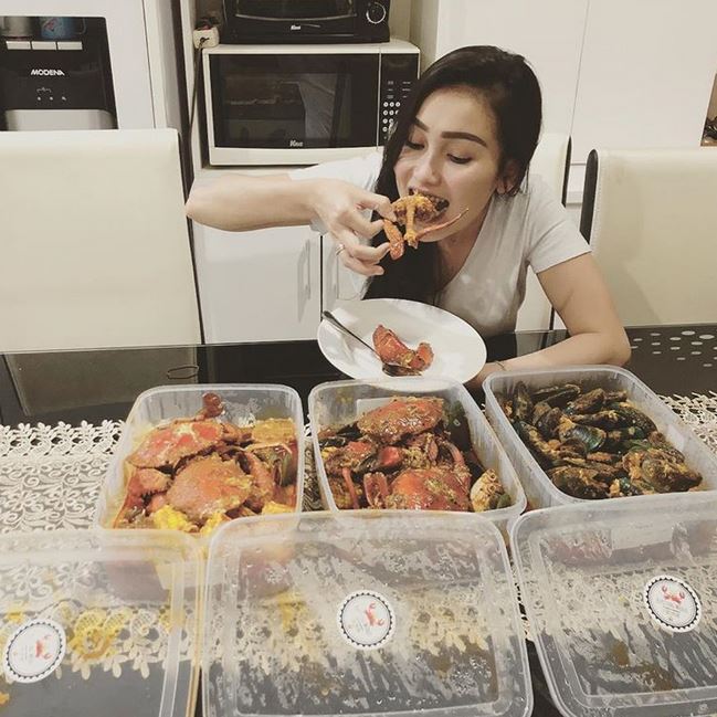 10 Gaya sederhana Ayu Ting Ting di rumah, sering pakai daster