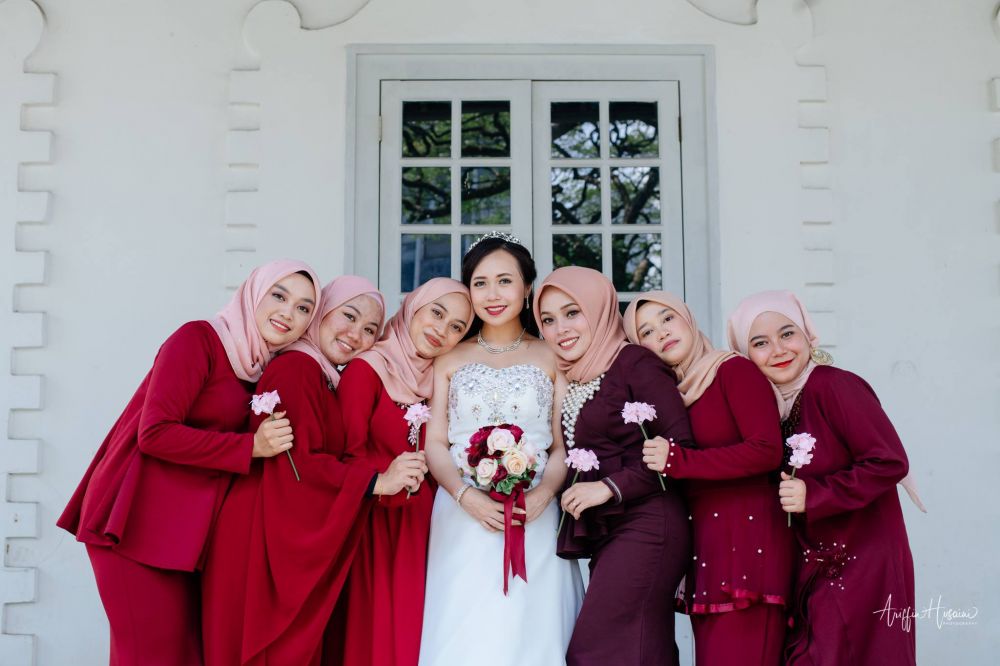 Potret bridesmaid ini bukti beda agama tak rusak persahabatan