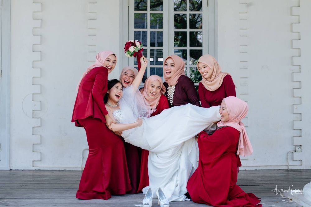 Potret bridesmaid ini bukti beda agama tak rusak persahabatan