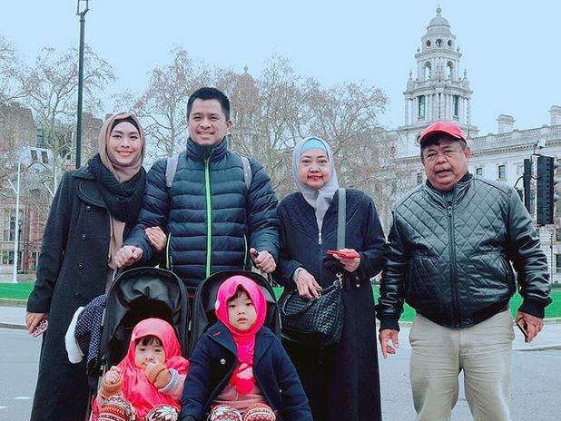 10 Potret Oki Setiana Dewi bareng keluarga liburan di Eropa