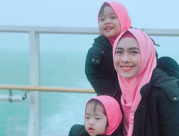 10 Potret Oki Setiana Dewi bareng keluarga liburan di Eropa