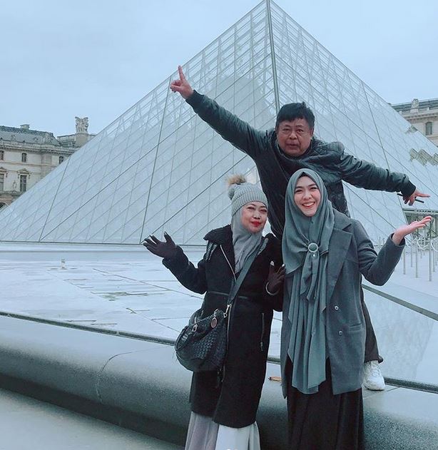 10 Potret Oki Setiana Dewi bareng keluarga liburan di Eropa