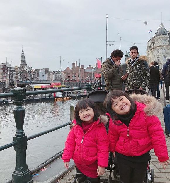 10 Potret Oki Setiana Dewi bareng keluarga liburan di Eropa