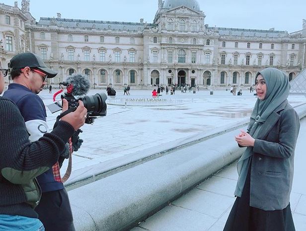 10 Potret Oki Setiana Dewi bareng keluarga liburan di Eropa