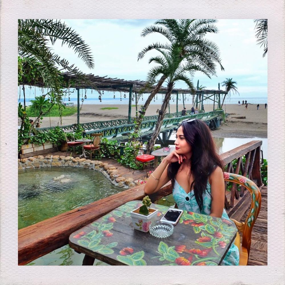 8 Gaya Vanessa Angel di pantai, tak segan tampil seksi