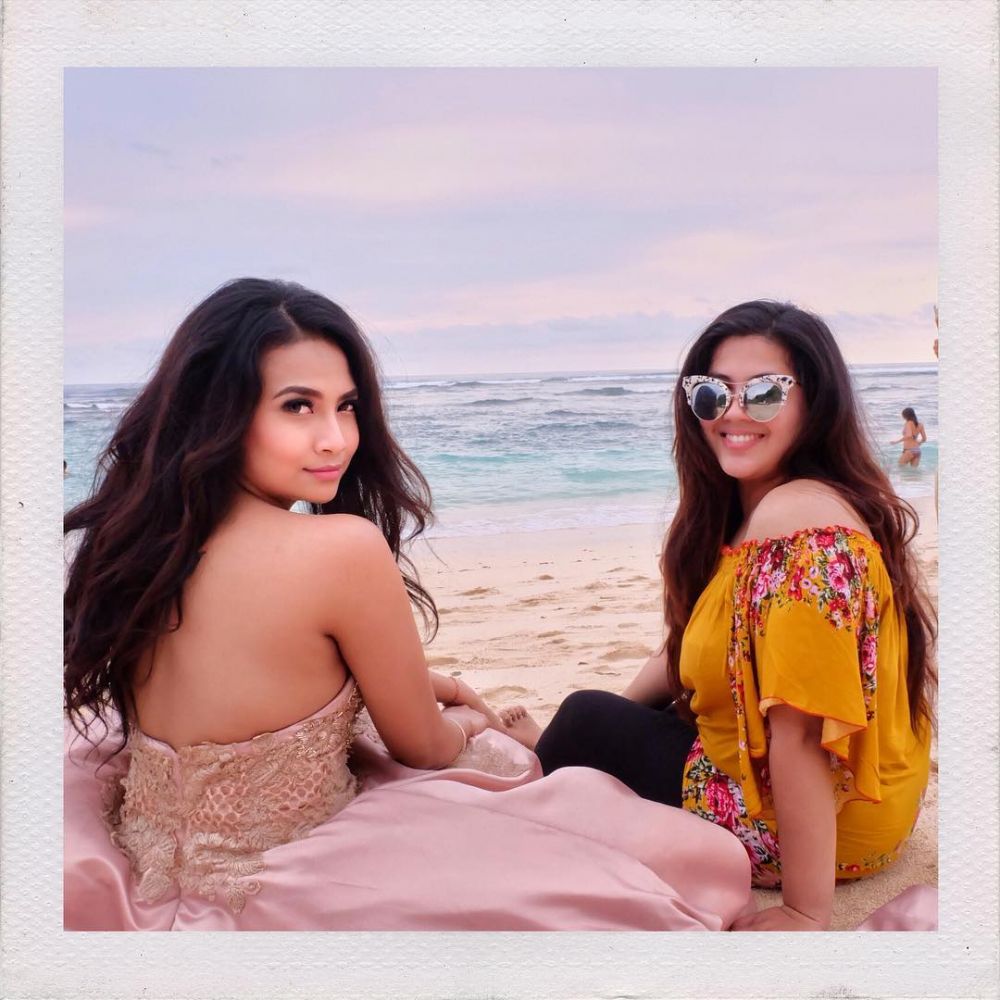 8 Gaya Vanessa Angel di pantai, tak segan tampil seksi
