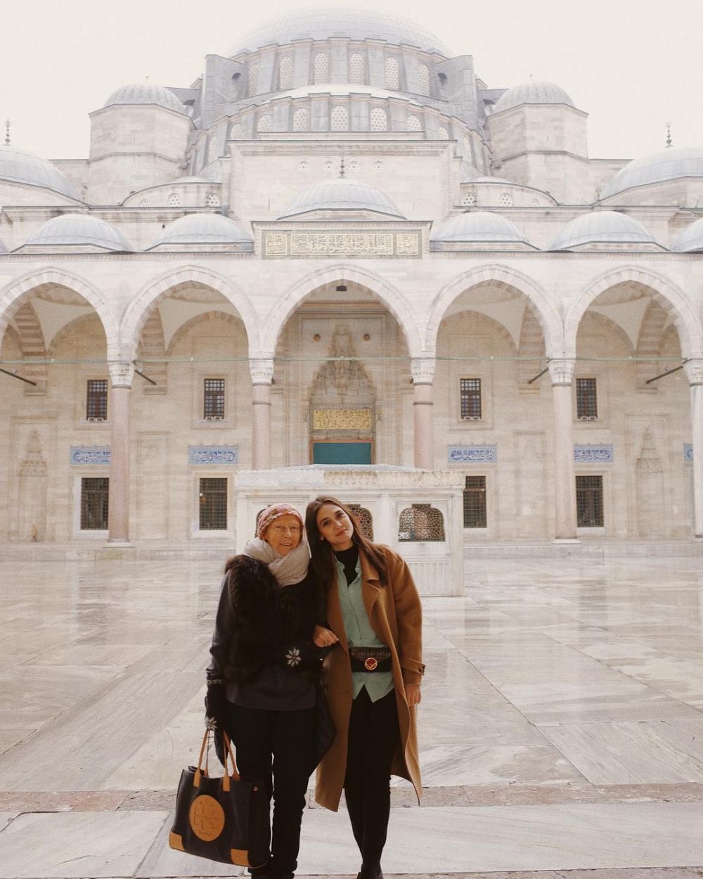 Jarang terekspos, ini 8 potret kedekatan Luna Maya dan ibundanya