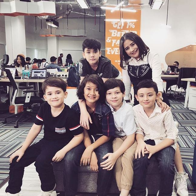 13 Momen Prilly bareng anak kecil & bayi, udah cocok jadi ibu?