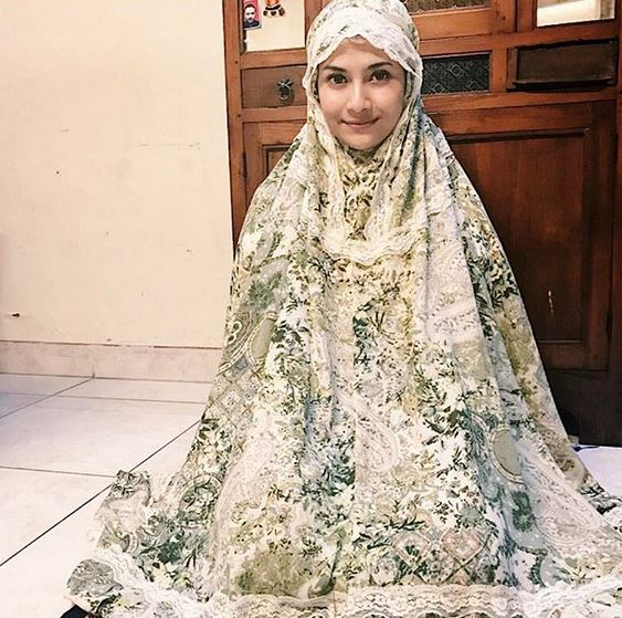 9 Potret Vanessa Angel berbusana tertutup, auranya makin cantik