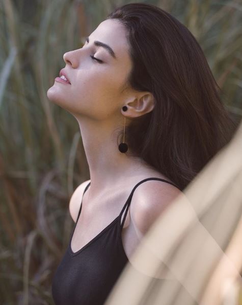 Ini sosok cantik pembawa air minum di red carpet Golden Globe