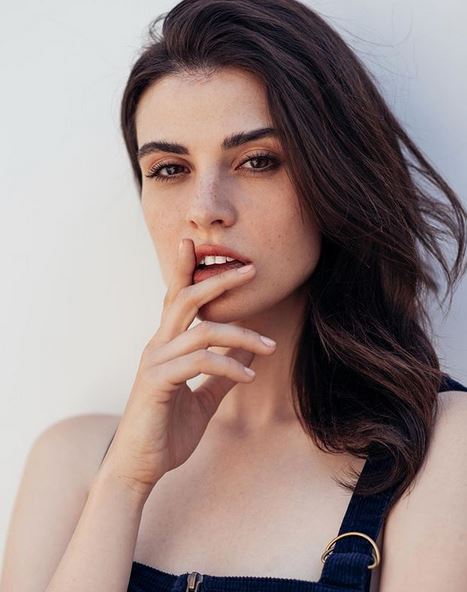 Ini sosok cantik pembawa air minum di red carpet Golden Globe