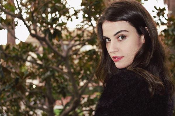 Ini sosok cantik pembawa air minum di red carpet Golden Globe