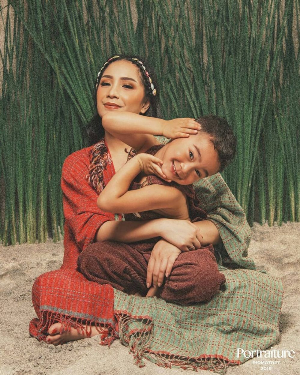 9 Gaya ekspresif Nagita & Rafathar, sebulan 3 kali pemotretan