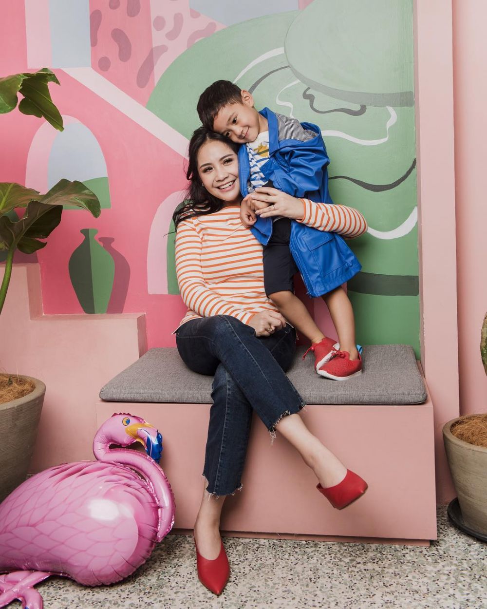 9 Gaya ekspresif Nagita & Rafathar, sebulan 3 kali pemotretan