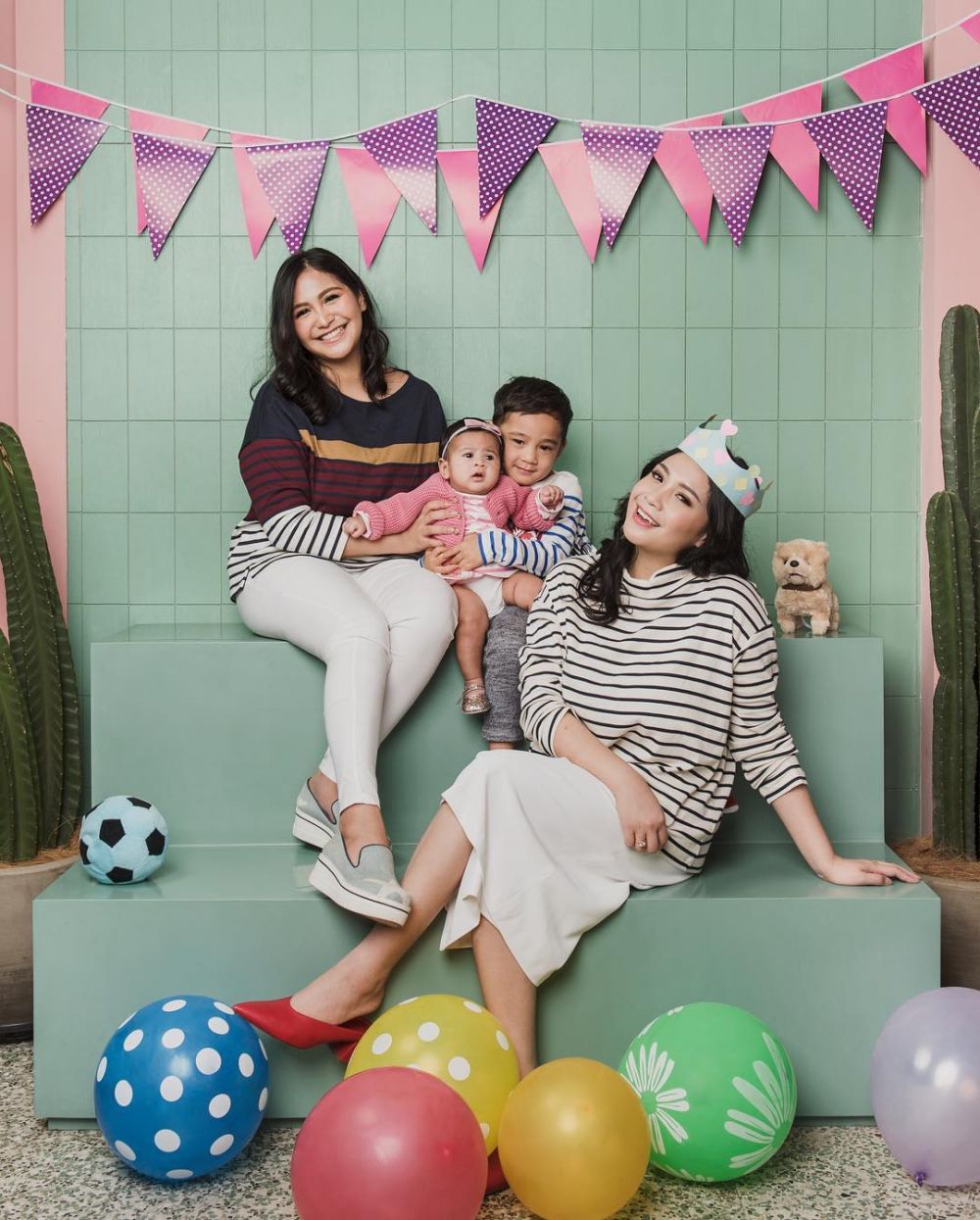 9 Gaya ekspresif Nagita & Rafathar, sebulan 3 kali pemotretan