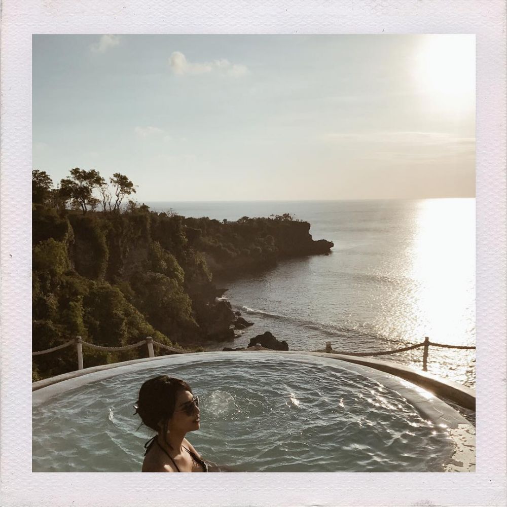 8 Pose Vanessa Angel di jacuzzi hingga infinity pool bikin gagal fokus
