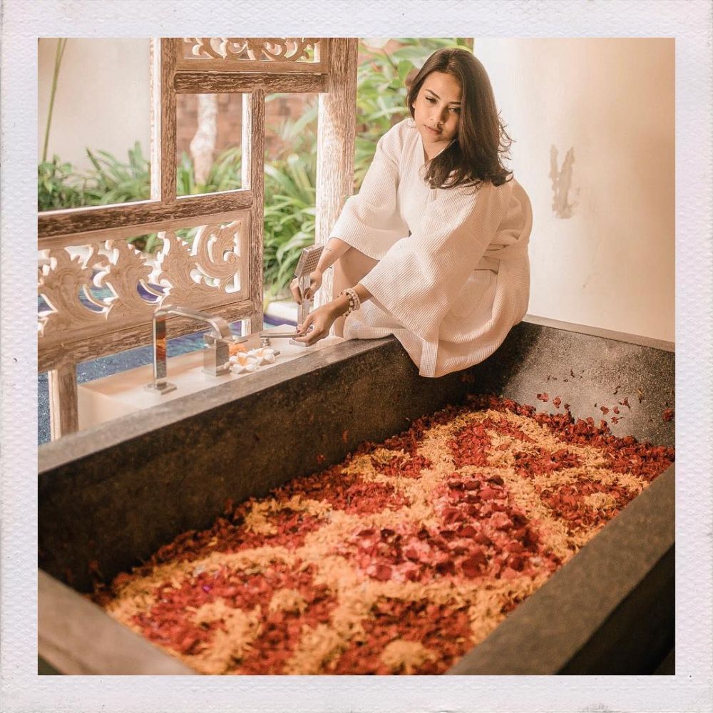 8 Pose Vanessa Angel di jacuzzi hingga infinity pool bikin gagal fokus