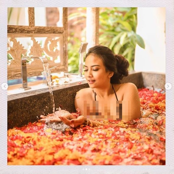 8 Pose Vanessa Angel di jacuzzi hingga infinity pool bikin gagal fokus