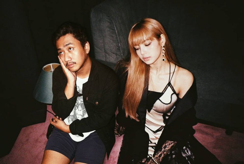 10 Foto editan lucu cowok narsis bareng Lisa Blackpink, kepedean