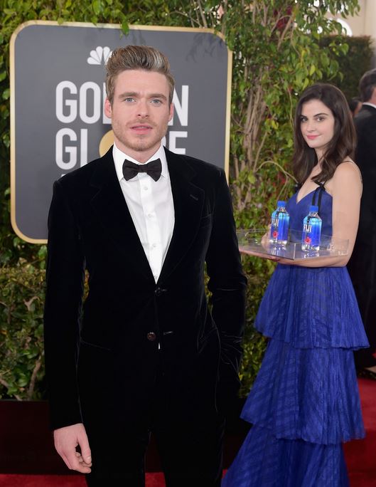 10 Editan lucu cewek pembawa botol di red carpet Golden Globe 2019